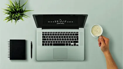 Ce trebuie să faci când verși apă, suc sau cafea pe laptop