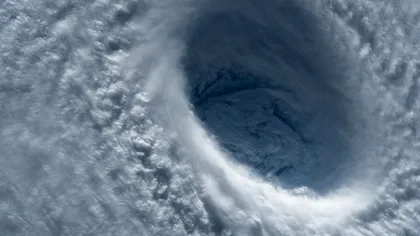 Prin ce trece un avion care zboară direct în „ochiul” unui uragan