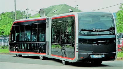 Autobuzul viitorului arată ca un tramvai și îți încarcă telefonul