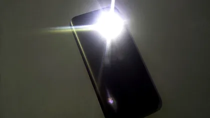 Telefonul lanternă: cum folosești un Android sau iPhone ca să faci lumină