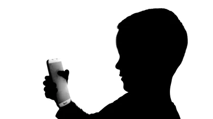 Google și Apple vor să afle cum afectează telefoanele creierele copiilor