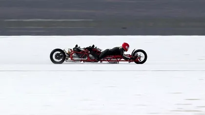 Motocicleta pe care stai pe burtă e moarte curată