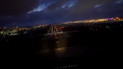 VIDEO Cum aterizează un Boeing noaptea și ce nu vezi tu ca pasager