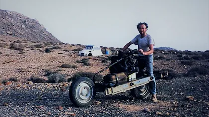 Omul care s-a salvat din deșert transformând o mașină în motocicletă