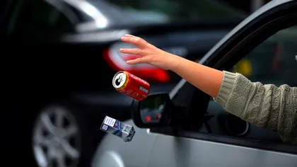 Ce amendă iei dacă arunci gunoaie din mașină și de ce e periculos