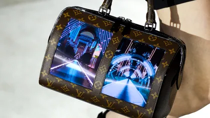 Louis Vuitton a anunțat poșete cu ecrane flexibile, din motive necunoscute