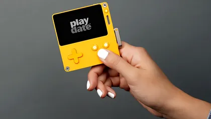 Urmașul bătrânului Game Boy este o consolă portabilă cu manivelă