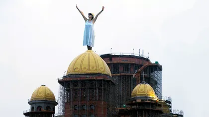 Colajele nebune care îți arată că Firea e împărăteasa și viralul Universului