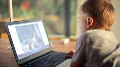 Este copilul tău dependent de internet? Semnele care îți arată asta