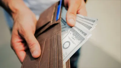 Cât de predispuși sunt românii să returneze un portofel pierdut pe stradă?