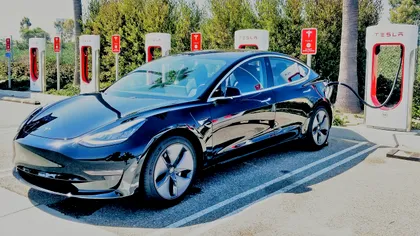 Tesla vrea să folosească lasere, în loc de ștergătoare, ca să curețe parbrizul