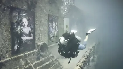 Riscurile poluării cu plastic, ilustrate prin intermediul primei expoziții sub apă