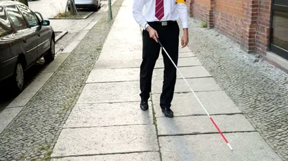Bastonul inteligent de orientare este minunea tehnologică pe care și-au dorit-o nevăzătorii