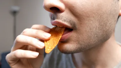 Orb și surd, după dieta cu fast food: care e explicația medicilor