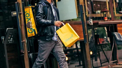 Decizia care i-ar putea face și pe livratorii Glovo sau Foodpanda din România angajați cu carte de muncă