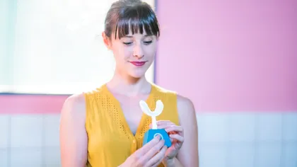 Periuța de dinți revoluționară îți curăță dantura în 10 secunde, dar arată ciudat