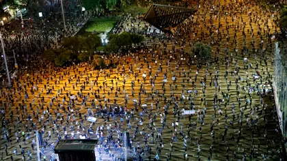 Mii de oameni au arătat cum poți să protestezi fără să încalci regulile de distanțare socială - FOTO