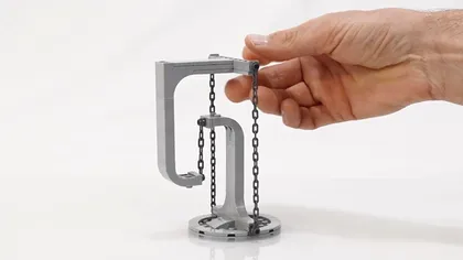Această construcție din LEGO te face să te îndoiești că gravitația există