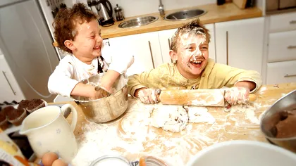 Cum îți ții copiii sub control în timpul pandemiei și-i motivezi să facă treabă în casă