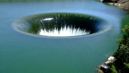 VIDEO Clipul viral care te hipnotizează: explicația fascinantă pentru gaura imensă dintr-un lac
