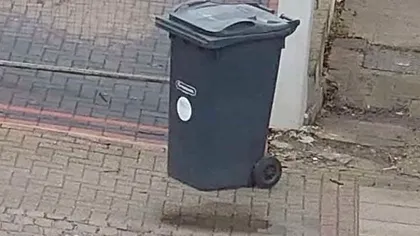 Fotografia care a divizat internetul: plutește sau nu acest coș de gunoi