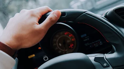 Constructorul auto care face bani mulți cu foarte puține mașini vândute