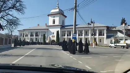 În plină pandemie, Sfânta Parascheva a adunat sute de maici și călugări: de ce au ieșit moaștele din Iași