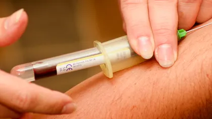 Tratamentul revoluționar care poate salva sute de mii de vieți. De ce li se ia sânge celor infectați cu virusul?