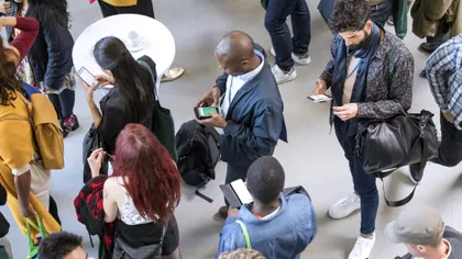 Folosirea telefonului pe stradă, interzisă prin lege: primul oraș care vrea să facă schimbarea radicală