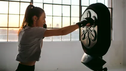 Gadgetul care te învață să boxezi e perfect pentru pandemie, dacă tot stai în casă