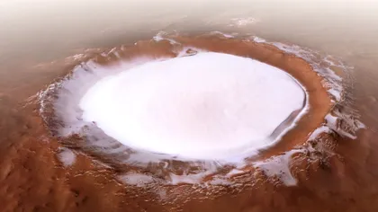 Marte așa cum n-ai mai văzut-o niciodată: cum arată o călătorie deasupra unui crater înghețat