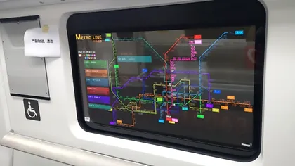 Viitorul dominat de ecrane transparente a sosit: au fost integrate la metrou