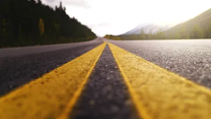 De ce asfaltul poate deveni o sursă mai mare de poluare decât mașinile