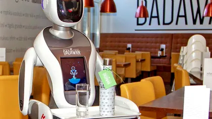 Țara în care roboții servesc clienții în restaurante: cum funcționează sistemul?