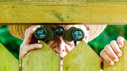 Românii se transformă în securiști: de ce să-ți supraveghezi vecinii și să suni la 112