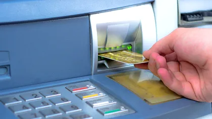 Greșeala celor care au card bancar și li se blochează cardul în bancomat: decizia care trebuie luată instant