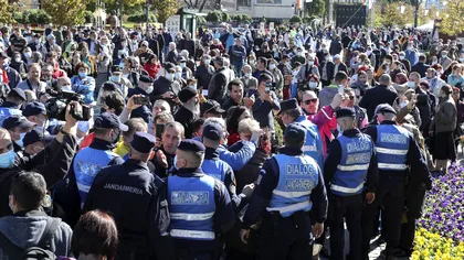 ”Războiul” de la moaștele Sfintei Parascheva arată că BOR este ”imună” la coronavirus