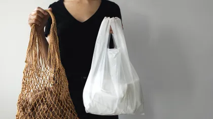 Fenomenul bizar din anumite țări: plasticul, mai ecologic decât hârtia
