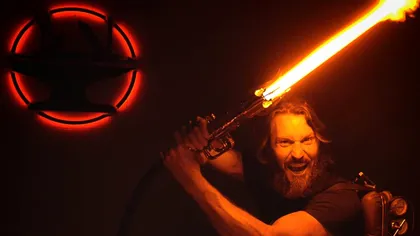 În sfârșit, te poți simți ca un Jedi! Aceasta e sabia laser ca-n Star Wars