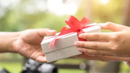 De ce să faci cadouri: beneficiile psihologice ale unei tradiții care ajută pe toată lumea