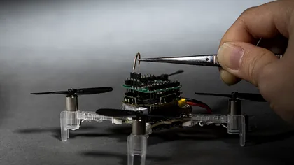 Această dronă funcționează ca o molie. La ce ajută și cum poate fi folosită chiar și-n dezastre naturale