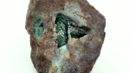 Un nou tip de mineral a fost găsit pe o piatră veche de peste 200 de ani