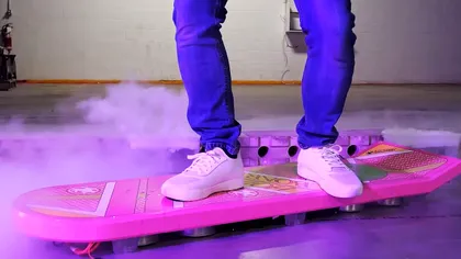 Acest hoverboard este fix ce-ți trebuie ca să te deplasezi prin oraș cu stil