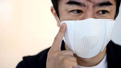 Cea mai utilă mască: traduce în opt limbi și te ajută în lupta cu pandemia