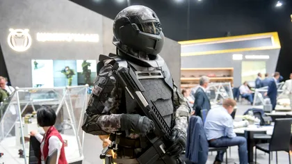 Acest costum futurist de luptă e anti-glonț și perfect pentru soldați