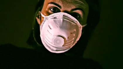 Conspirația care a invadat internetul și care, culmea, îi face pe negaționiști să poarte măști și să respecte distanțarea