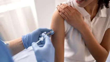 Dezinformarea ia amploare, odată cu amânarea vaccinării cu Johnson & Johnson. De ce trebuie să fii atent la teoriile conspirației de pe Facebook
