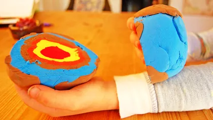 Există o bucată uriașă a unei planete vechi, îngropată în interiorul Pământului. Care e originea ei