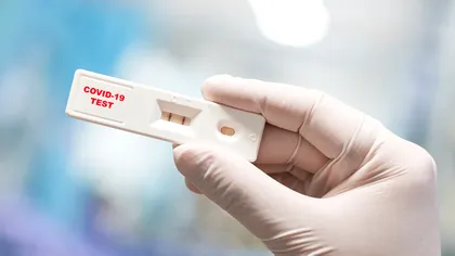 Test de COVID livrat în doar 30 minute: cât costă să te testezi acasă ca român