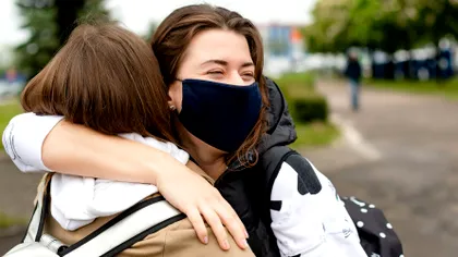 Am renunțat la obiceiurile sociale în pandemie. De ce e crucial să revenim la îmbrățișări și strângeri de mână când eradicăm virusul